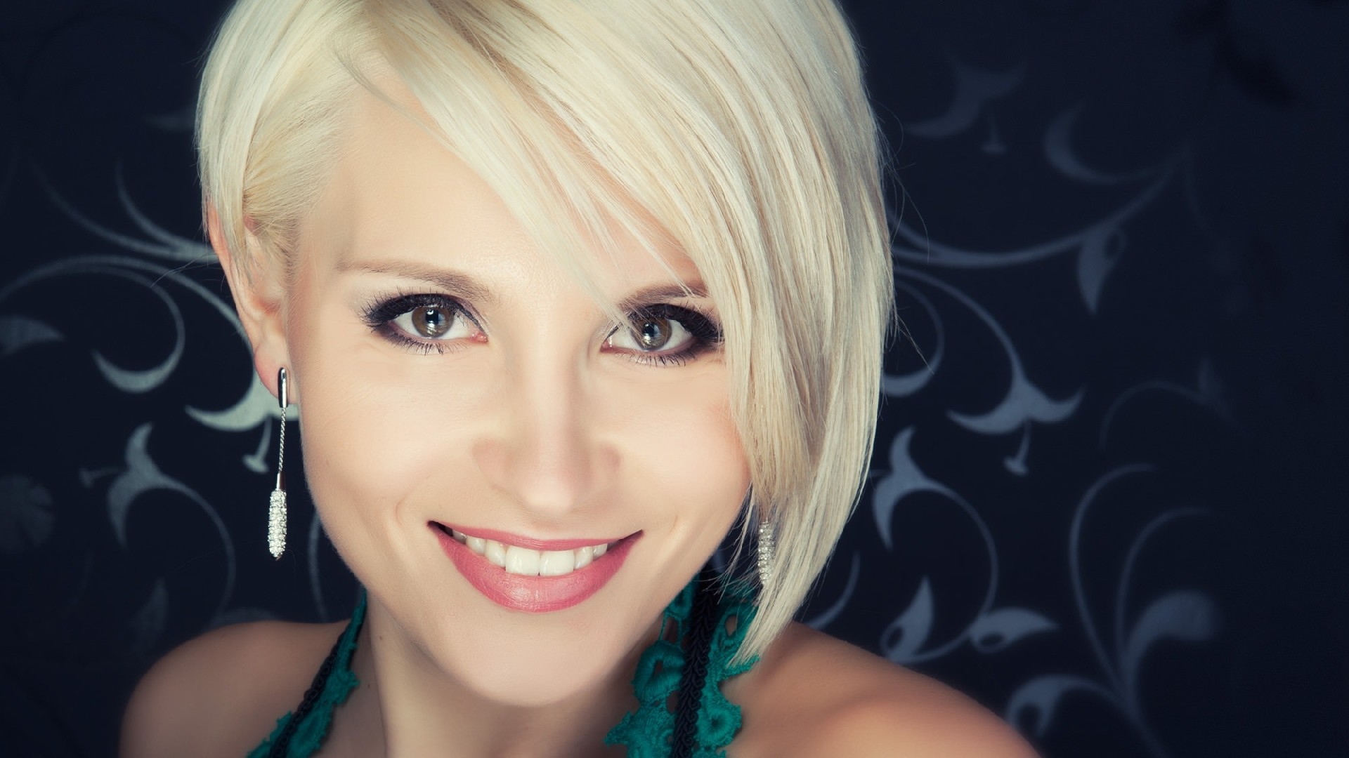 attractive-beauty-blond-301290.jpg