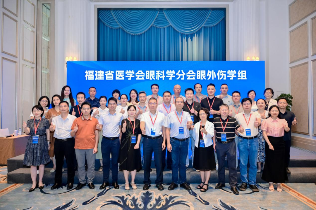 学组成员合影