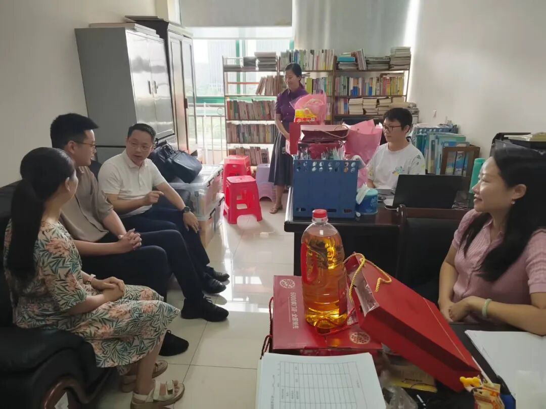 区会长在讲话