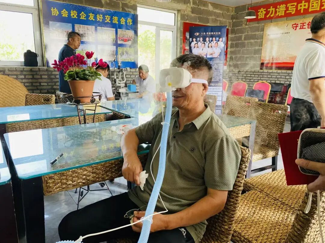 为老人做眼部护理