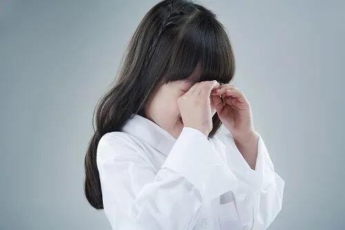 揉眼睛