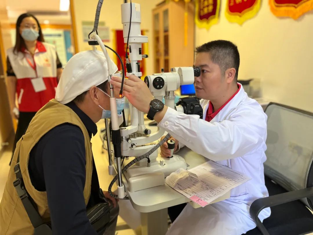 比近视更可怕！视网膜脱离前会给你5个预警信号，4类人需警惕！