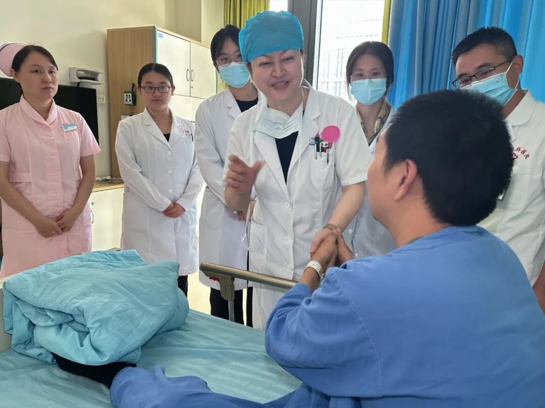 厦门眼科中心|父女两代人的“光明接力”，一位医生的“双重守护”