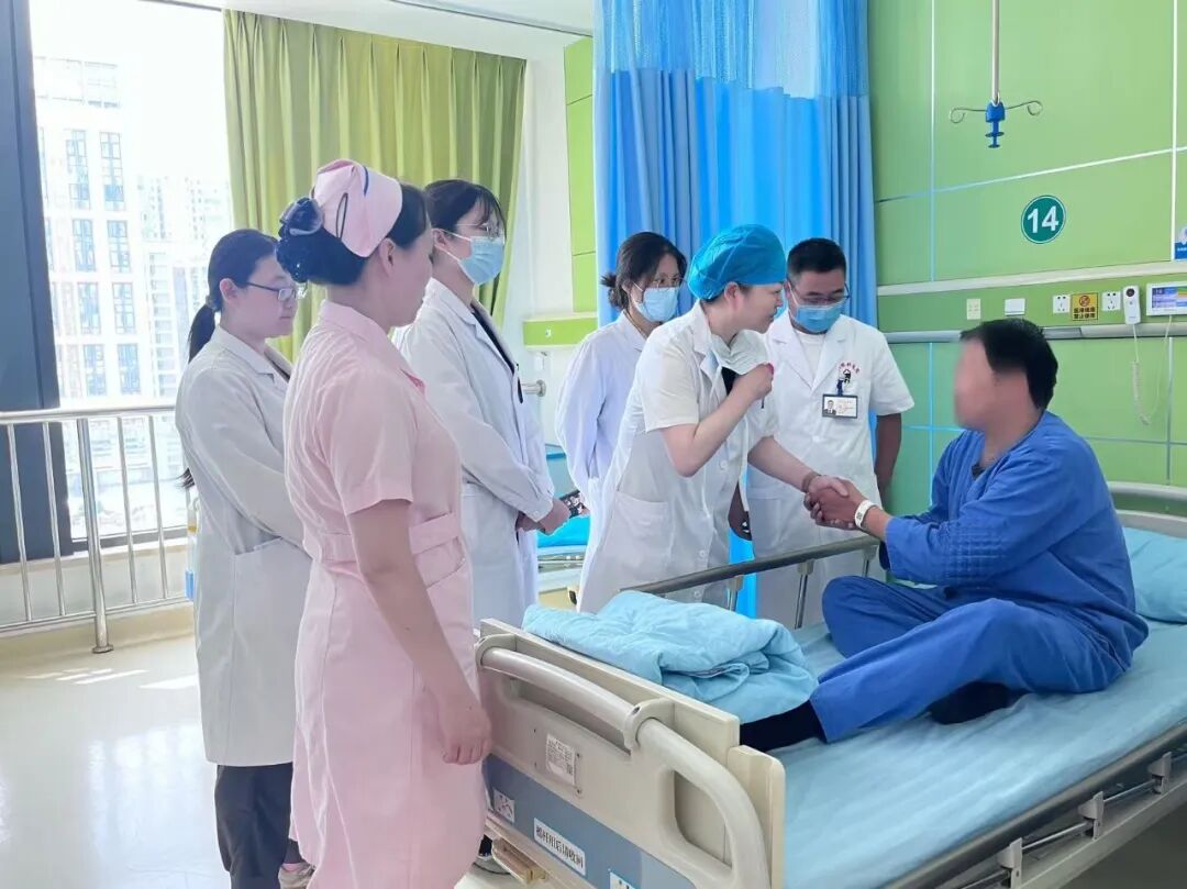 术后，老白激动地握住潘院长的手，向医疗团队表达感谢