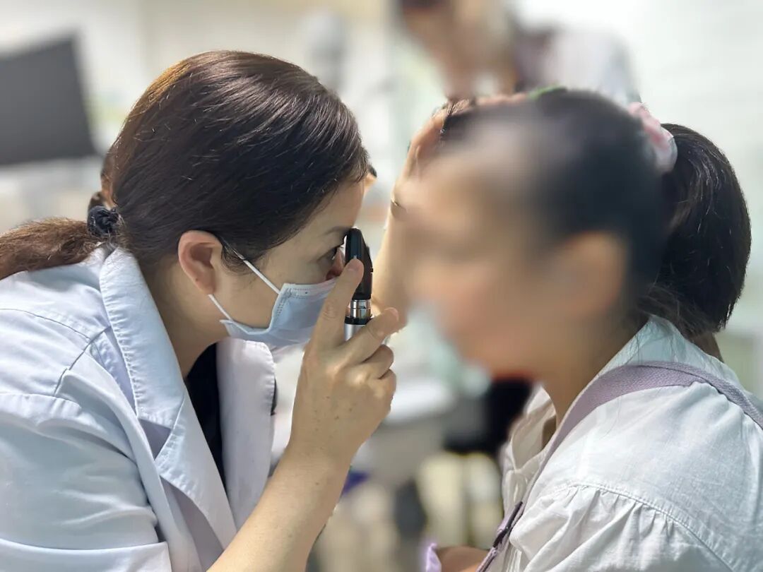潘美华教授了解完病史，给芳芳和老白都做了详细检查