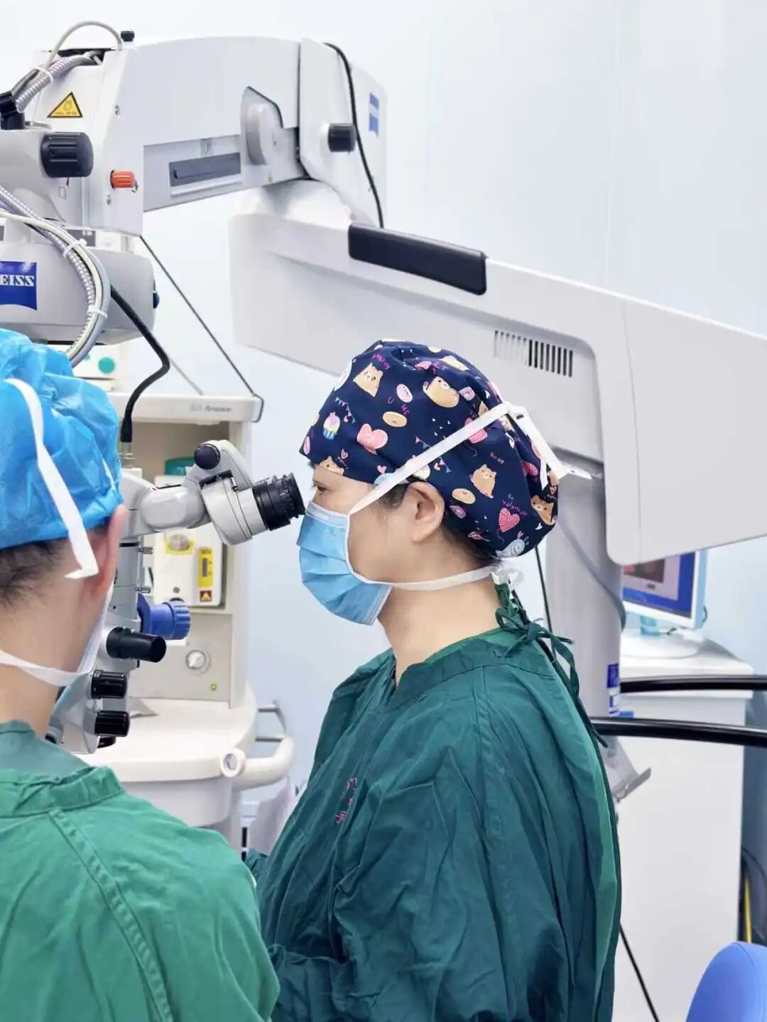 潘美华院长带领团队经历了2个多小时的精细操作，成功完成了这台高难度手术过程中