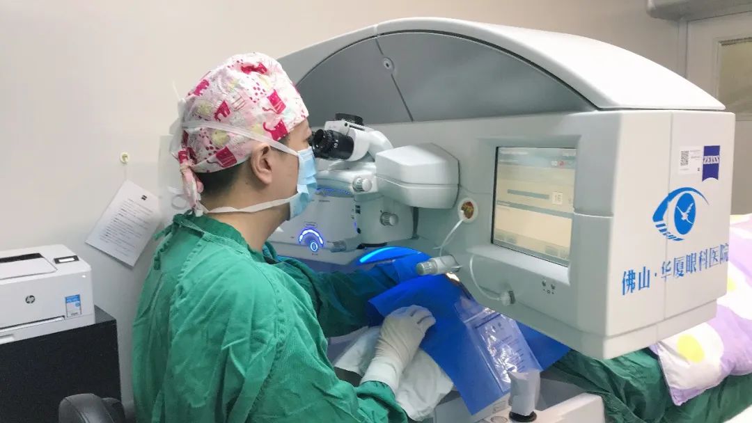 佛山华厦眼科|近视2000度是什么体验？网友：“一米之外‘六亲不认’，三米开外人畜不分”！