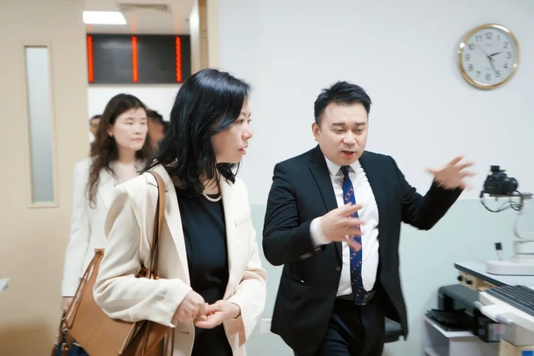 陈瑛女士在姚郑玲玲总经理等人的陪同下,深入考察了厦门眼科中心屈光手术中心
