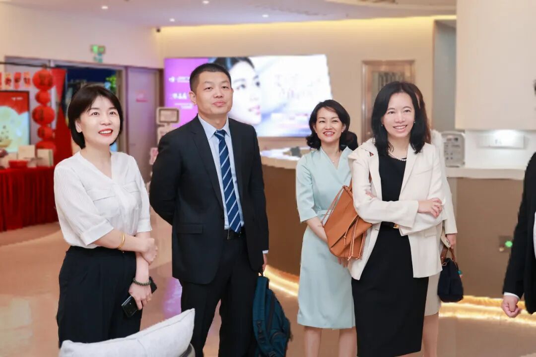 陈瑛女士在姚郑玲玲总经理等人的陪同下,深入考察了厦门眼科中心屈光手术中心
