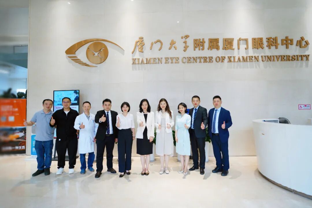 10月22日,STAAR亚太区高级副总裁兼中国区总经理陈瑛女士一行专程到访厦门眼科中心
