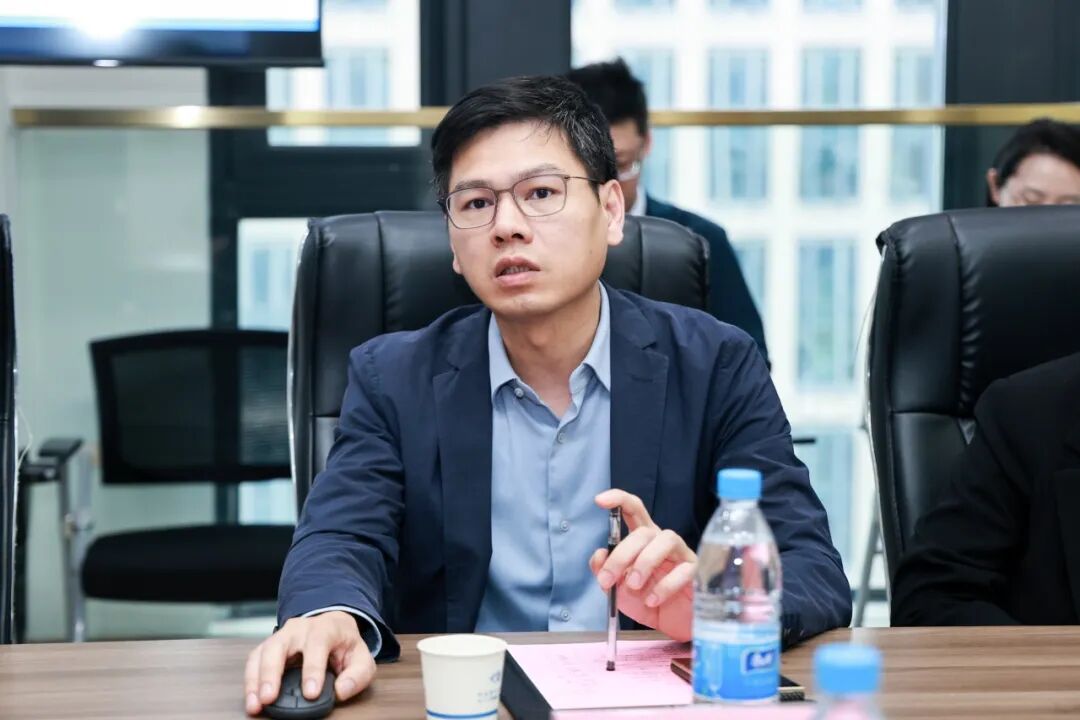 集团领导张志勇介绍了华厦眼科的发展历程、战略布局、人才技术优势、科研教学、公益事业等