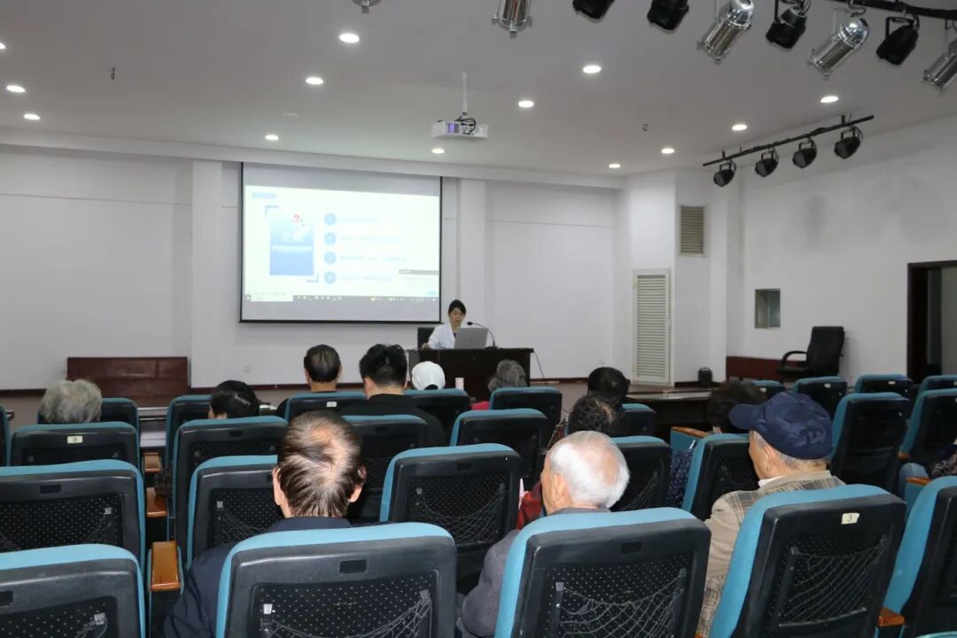 渝州动态集|渝州眼科走进重庆理工大学,为退休教职工送光明