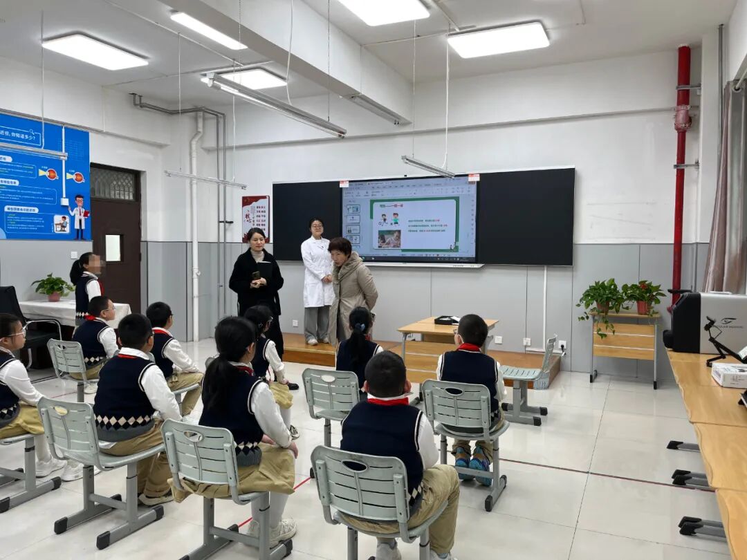 近视防控进校园