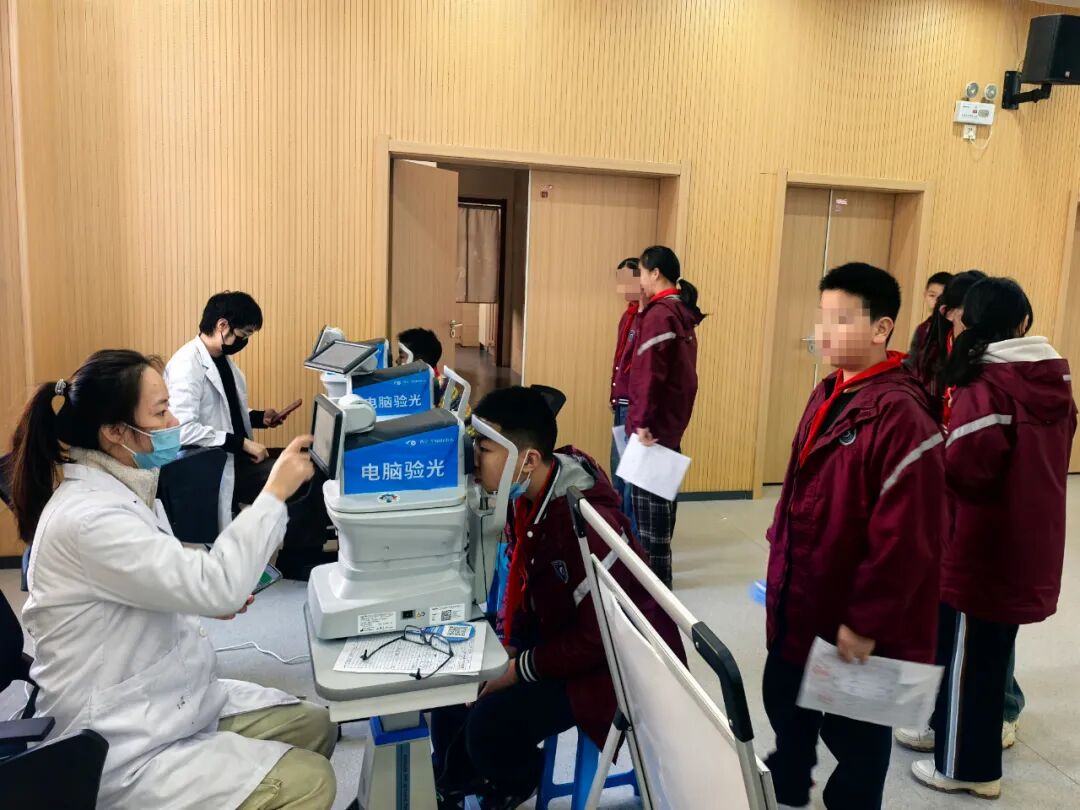 近视防控进校园