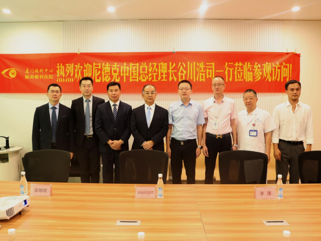 双方互赠礼品,情谊源远流长