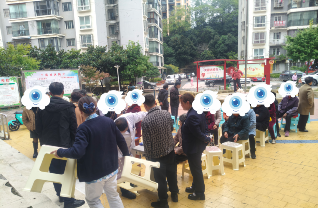 社区志愿者们也全程投入,热情服务