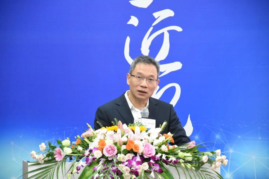 华厦眼科医院集团党委书记李晓峰在开场致辞