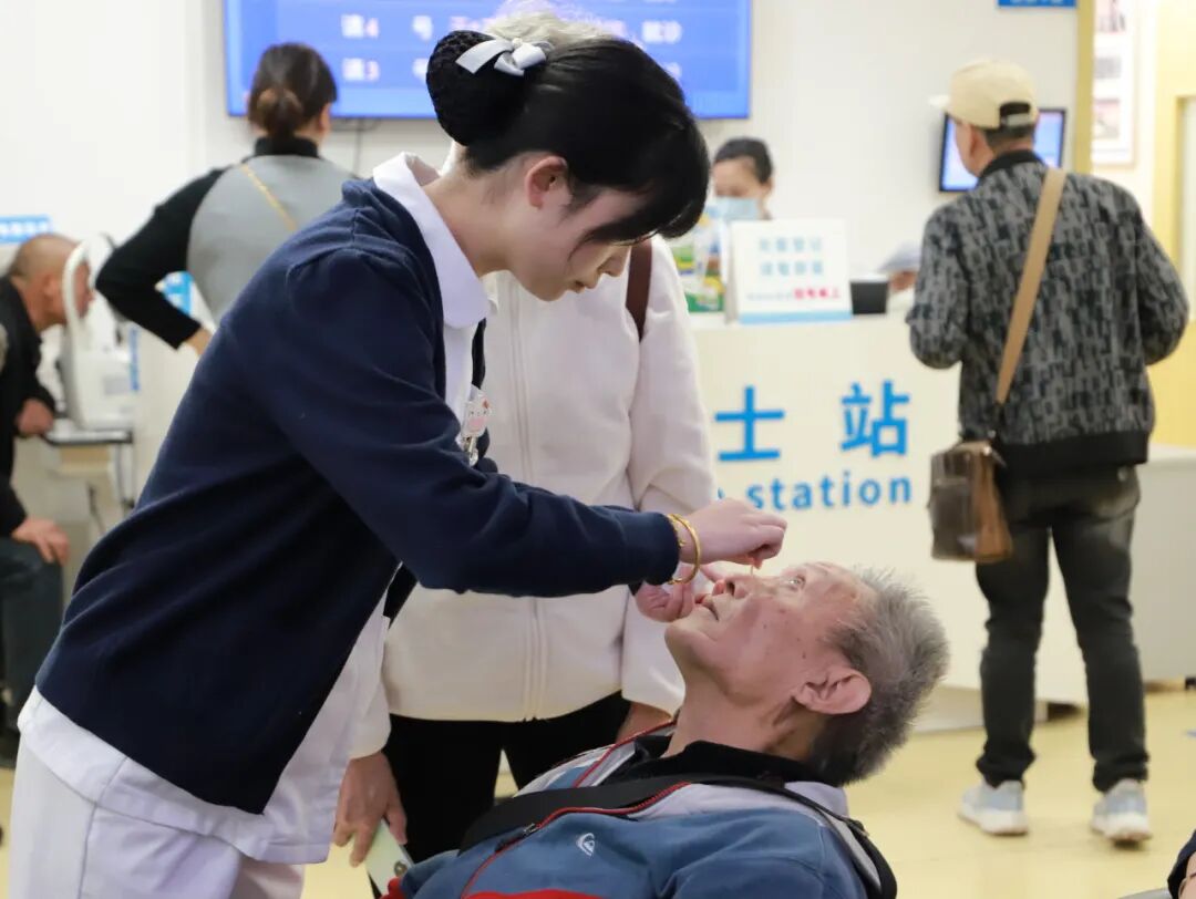 为老人滴眼药水