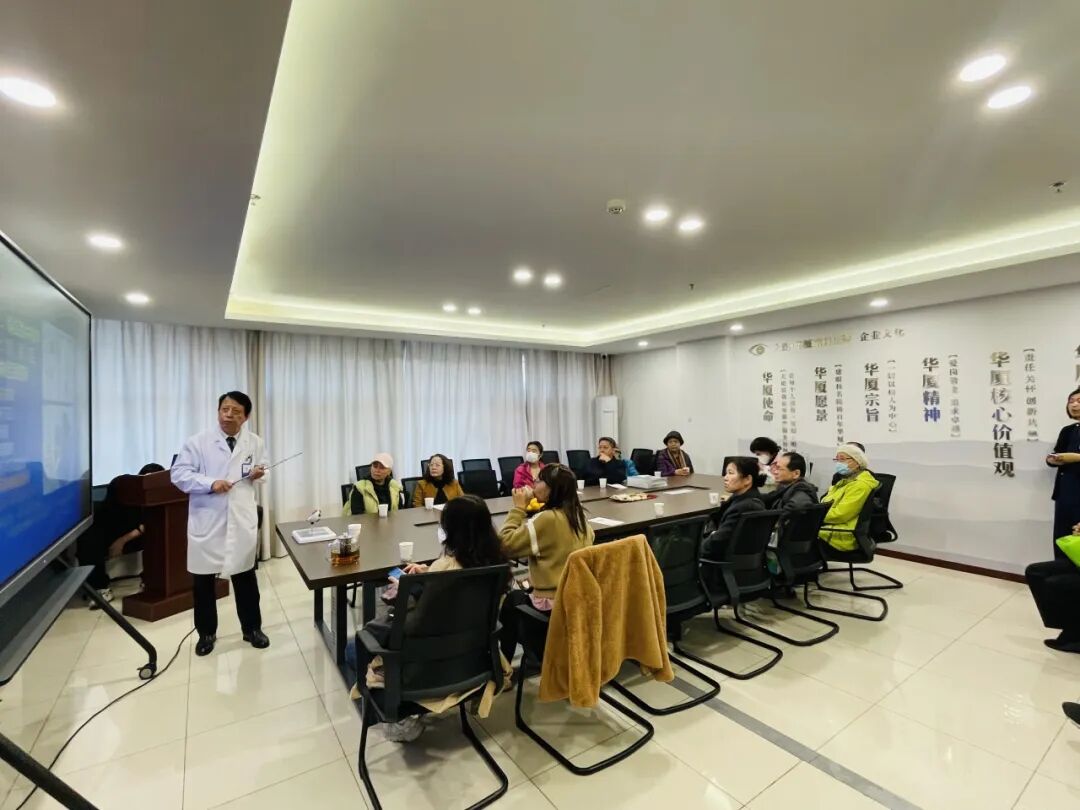 大连华厦眼科医院院长周明教授在开场致辞