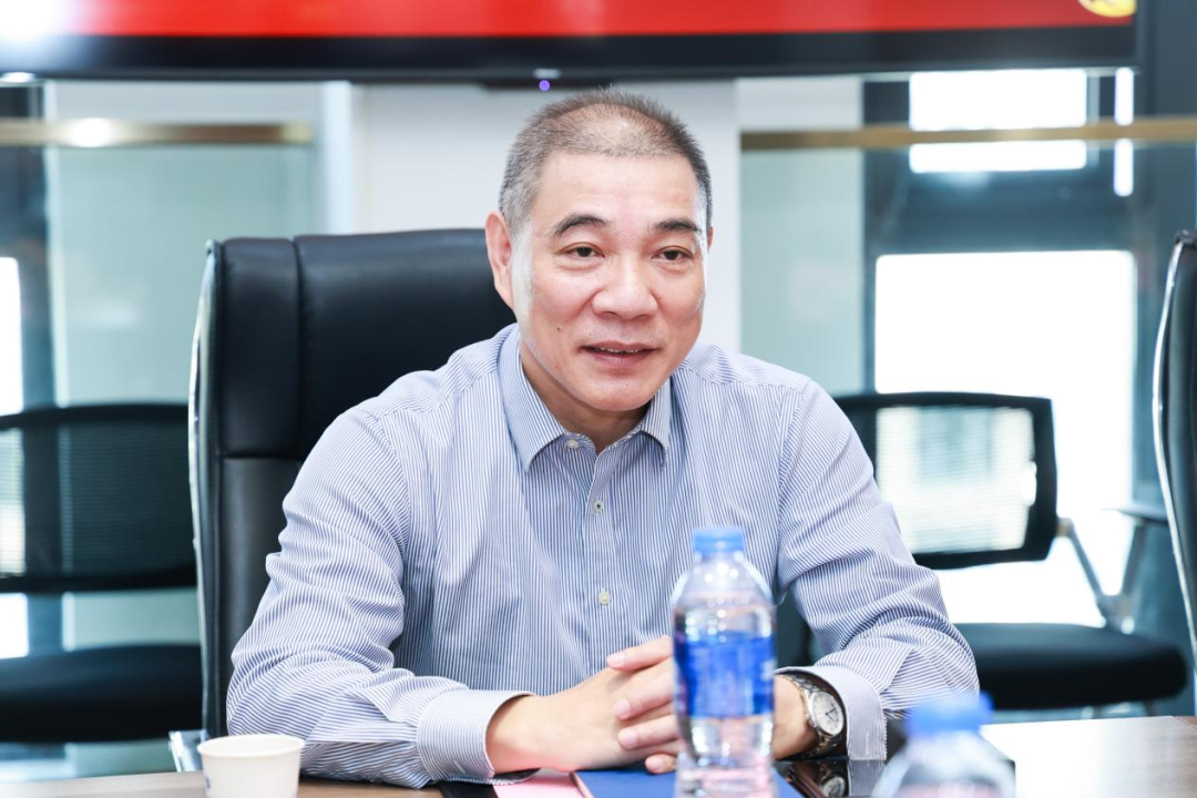 集团领导陈凤国代表华厦眼科对山岸俊介部长一行的到来致以热烈欢迎并表示