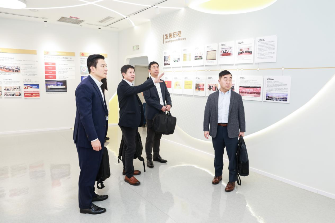 山岸俊介部长一行实地考察了集团本部厦门大学附属厦门眼科中心,重点参观了视光中心与眼健康科普馆两大区域