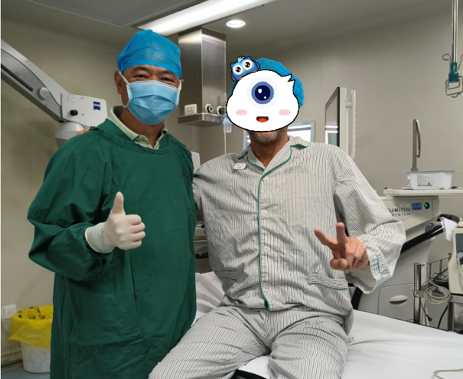 陈伟主任为他的右眼制定了更优化的手术方案：白内障超声乳化抽吸术+散光矫正型人工晶体置入术+晶状体囊袋张力环植入术。