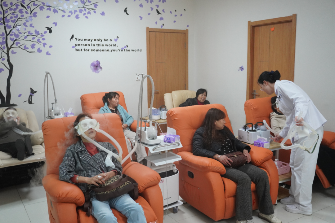 活动后护士带现场各位患者前往了互动体验专区