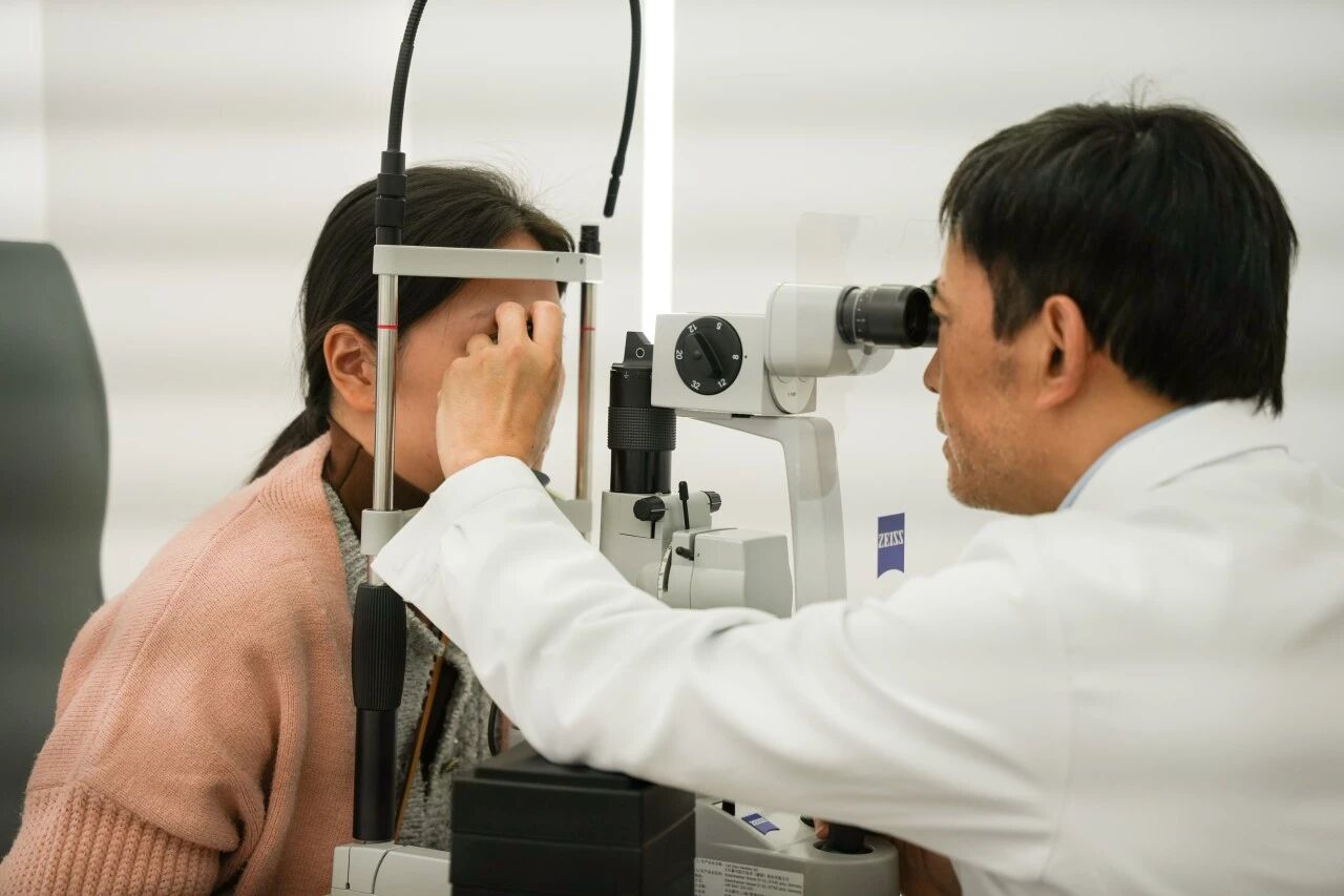 院长为病人诊察