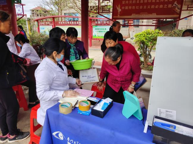 莆田眼科医院眼健康医疗志愿者们为北高镇竹庄村及周边村民进行了眼健康检查及“糖网”筛查