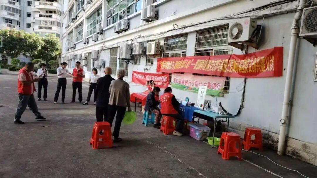 活动现场，莆田眼科医院科普团队早早搭建好临时诊疗点，备齐设备