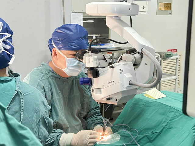 郭院长为老年人做手术