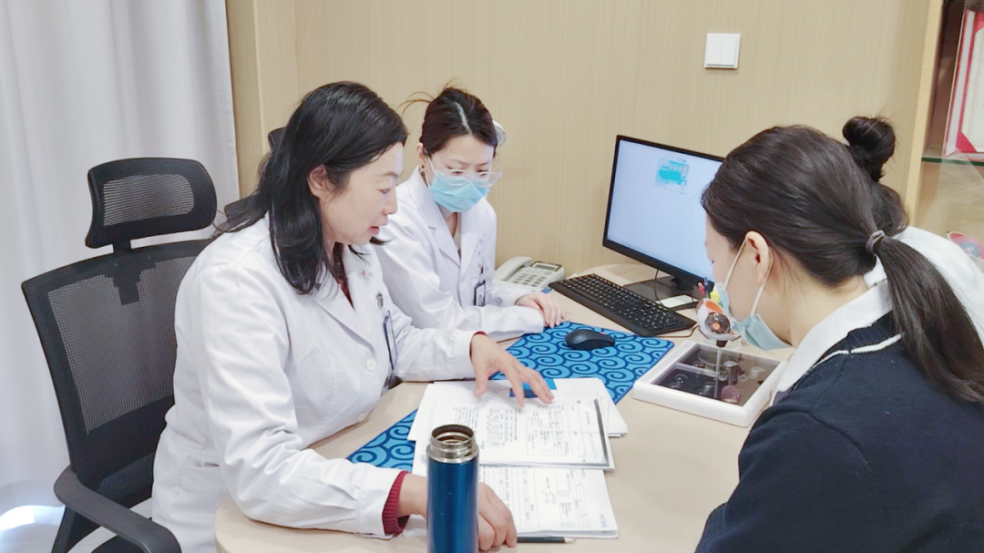 引领行业规范，彰显专业实力 | 大连华厦眼科医院卢燕教授参与编撰治疗用绷带镜临床应用专家共识（2025年）