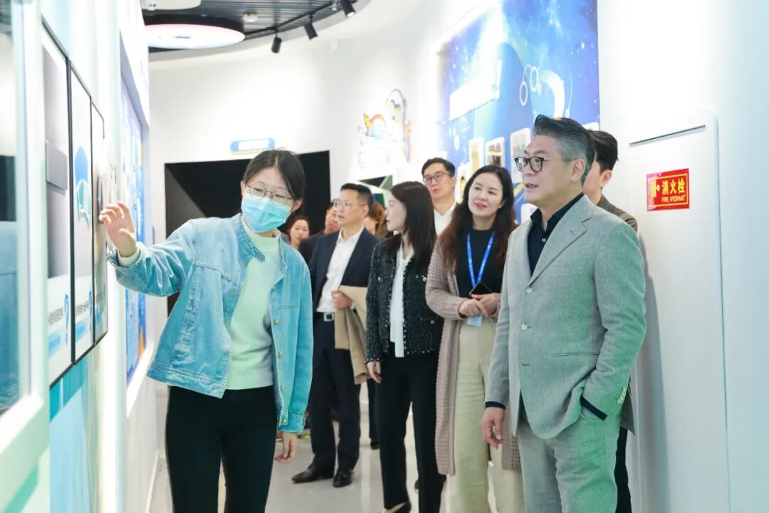 林国樑总裁一行实地参观了厦门大学附属厦门眼科中心，重点考察了眼视光中心及眼健康科普馆