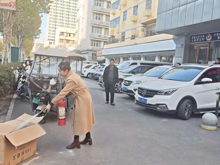 排查结束后组织员工开展灭火器、消防水带、应急照明设备等消防设施实操训练