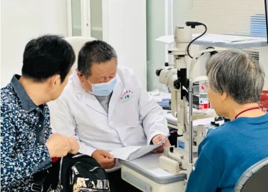 范金鲁主任通过鼻内窥镜下泪囊鼻腔吻合微创手术