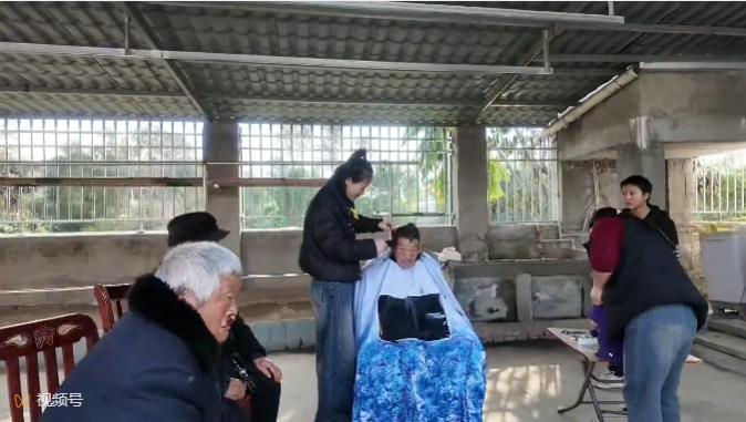 情暖敬老院，关爱助夕阳