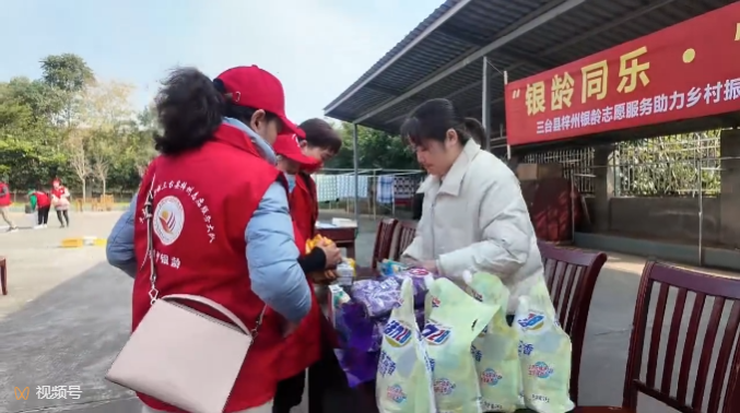 情暖敬老院，关爱助夕阳