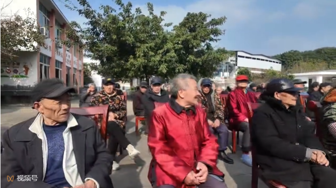 情暖敬老院，关爱助夕阳