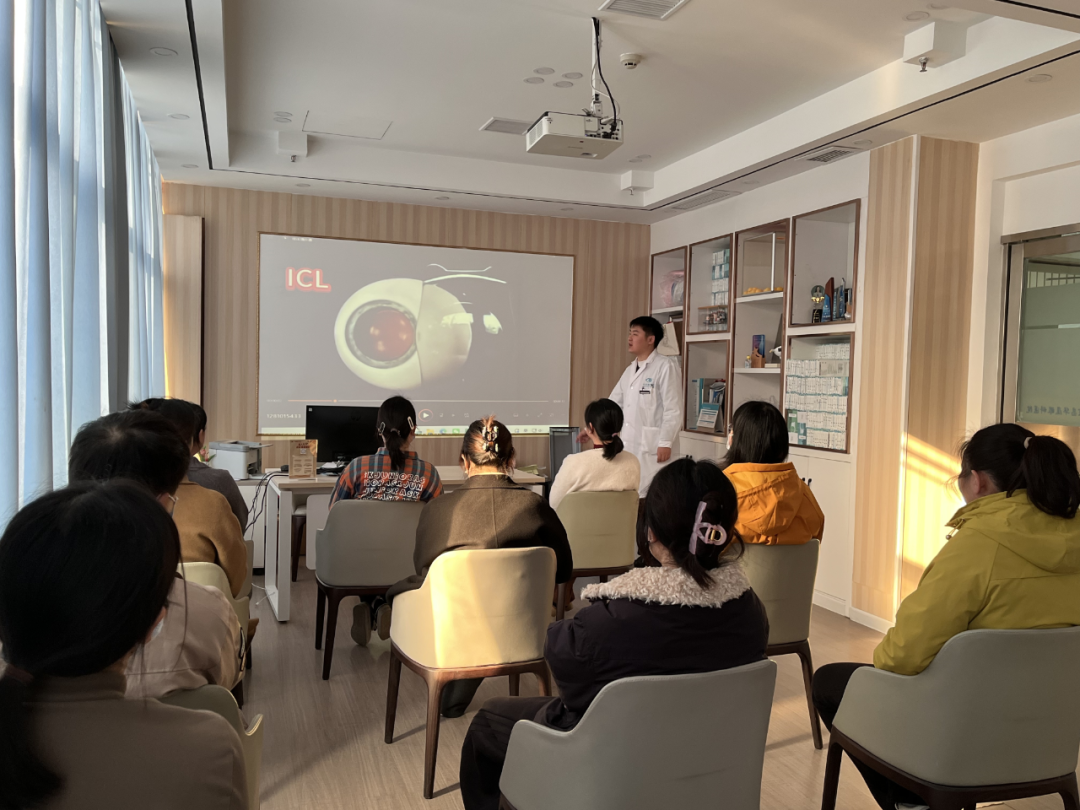 EVO ICL晶体植入手术凭借其安全、舒适、高清的显著优势，恰好契合了这一时代需求