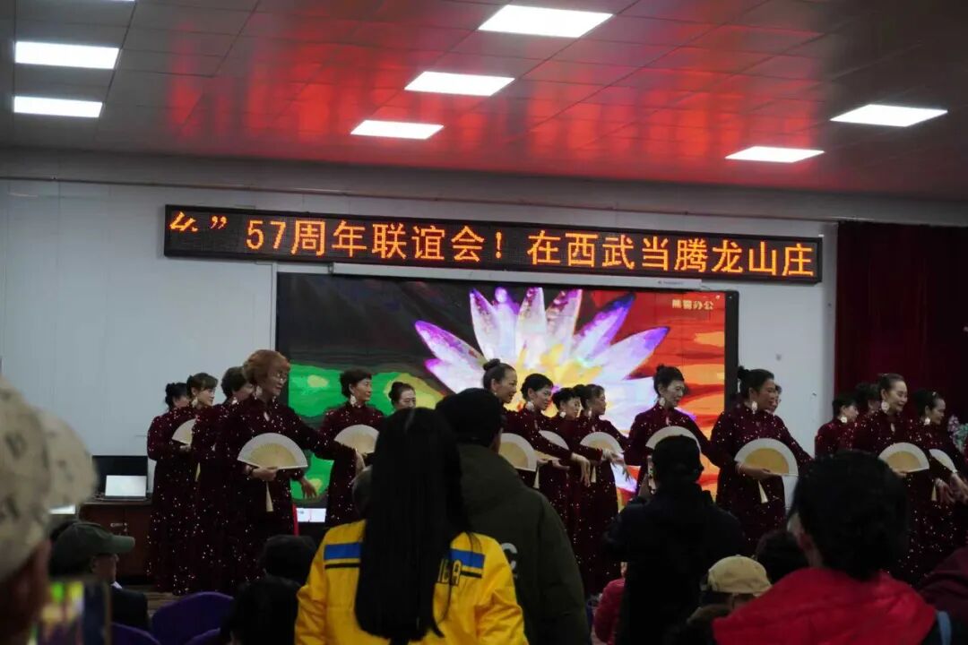 别开生面的文艺演出也在舞台上精彩上演