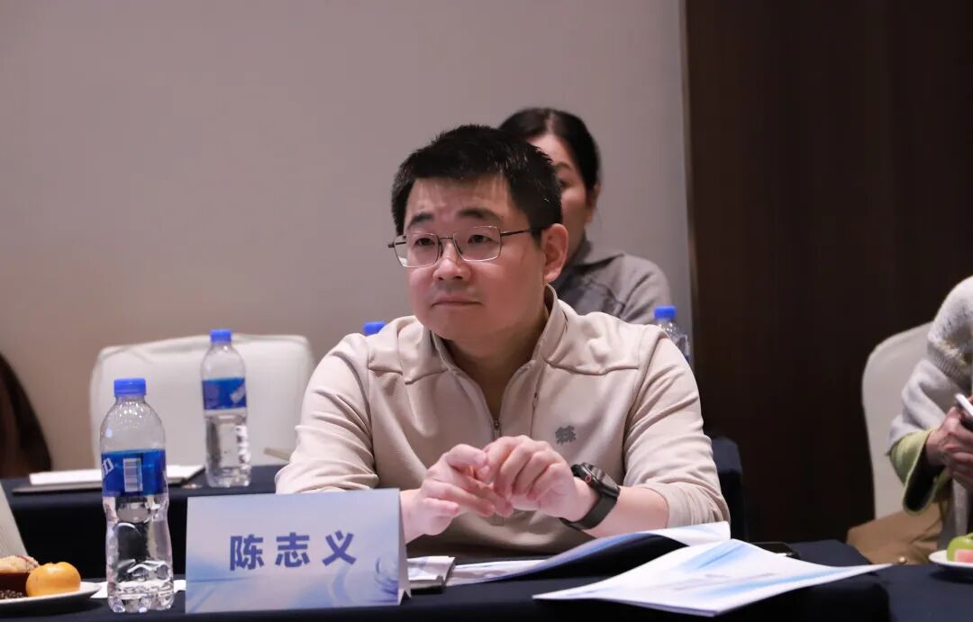 本次会议由上海和平眼科医院眼底外科副主任、医务科主任陈志义担任