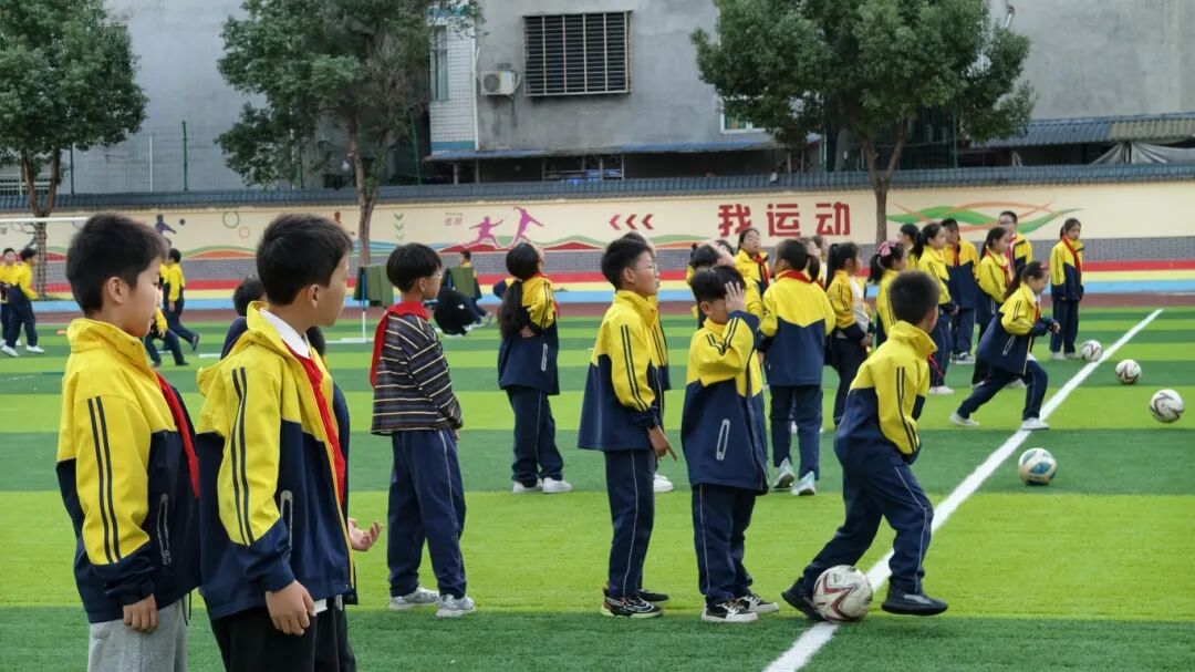 全体人员移步操场,开展“足球折返跑目标定位”与“彩色飞盘+眼肌操”等户外眼肌训练体验