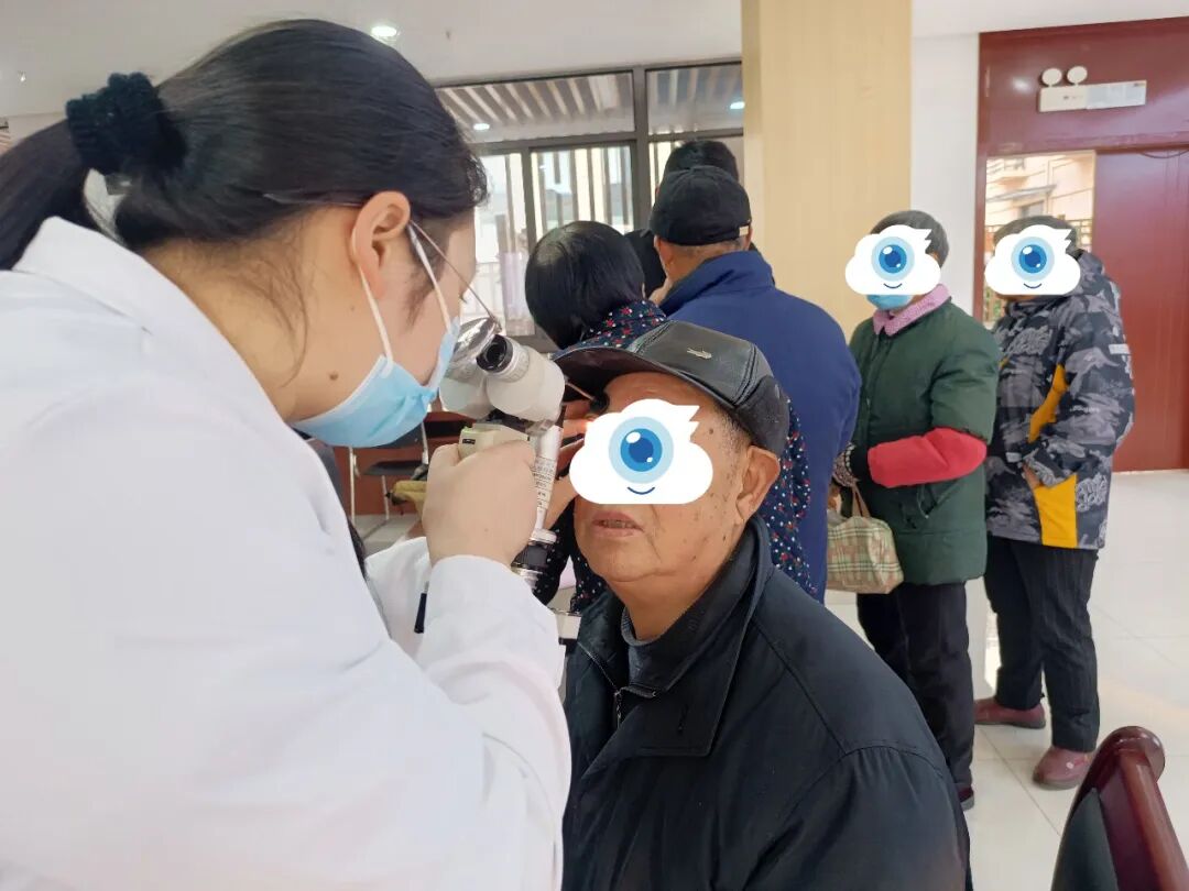 耐心细致地查看每位老人的眼部情况