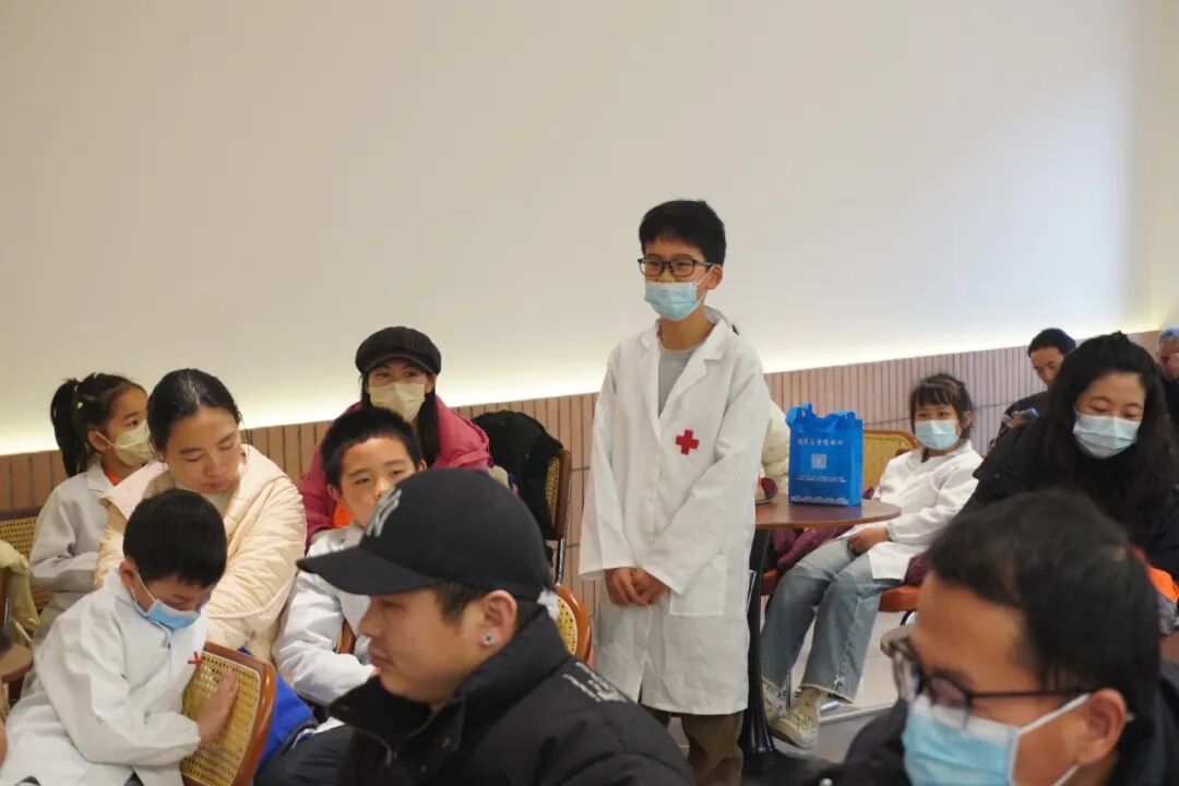 课堂上小记者们与严院长积极互动、踊跃回答问题