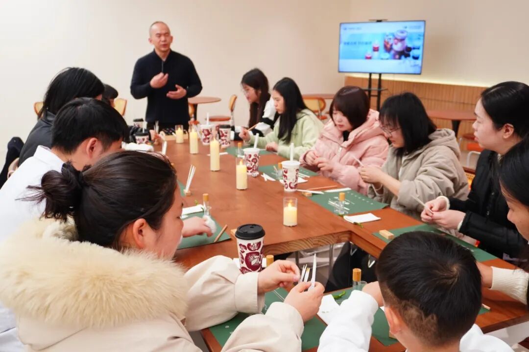 会员朋友们迎来了期待已久的香薰瓶制作环节