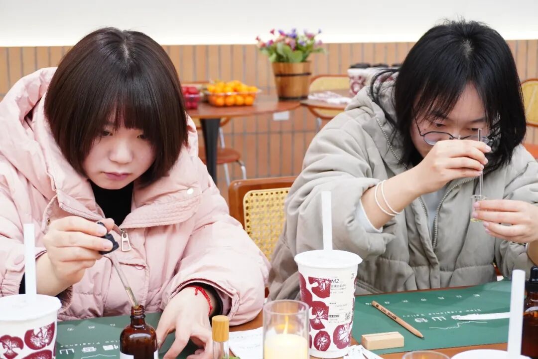 会员朋友们迎来了期待已久的香薰瓶制作环节