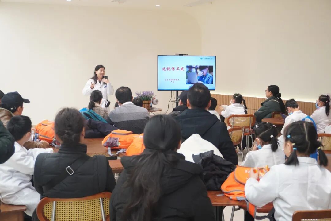 小记者们换上白大褂，走进爱眼护眼小课堂