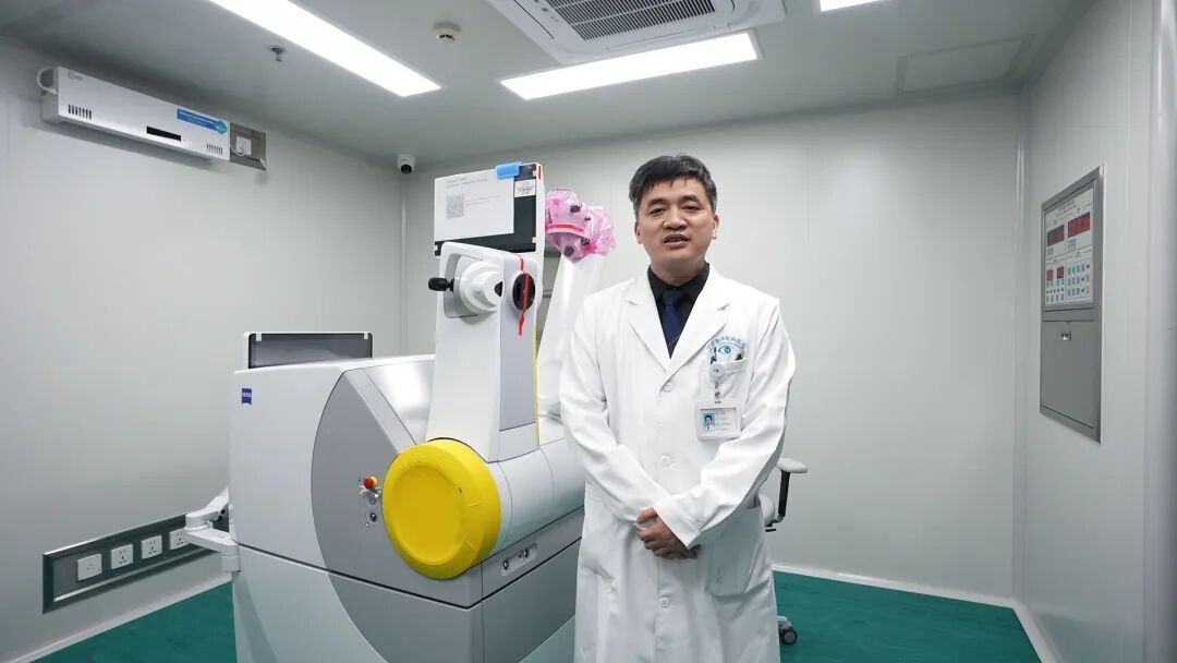 宁波鄞州眼科医院屈光专家黄旭院长在现场用通俗的语言解读了VISUMAX 800的核心优势