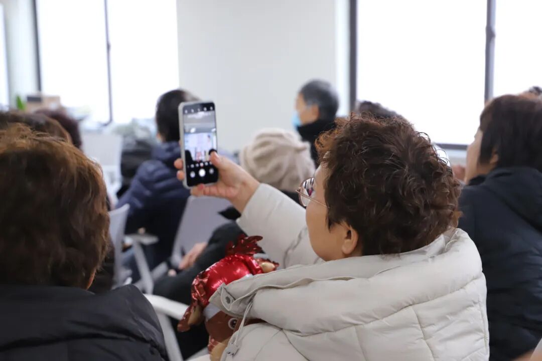 现场听众专注聆听，不时记录要点