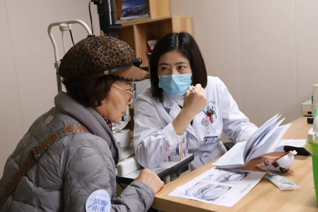 医院张丽梅副主任和王敏医生结合每位患者的检查结果进行一对一的报告解读与护理建议